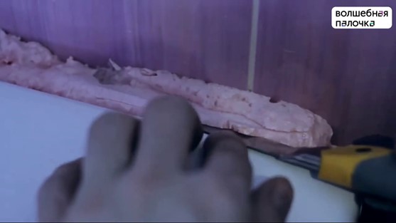 Нанесение или выравнивание монтажного/герметизирующего материала вдоль стыка